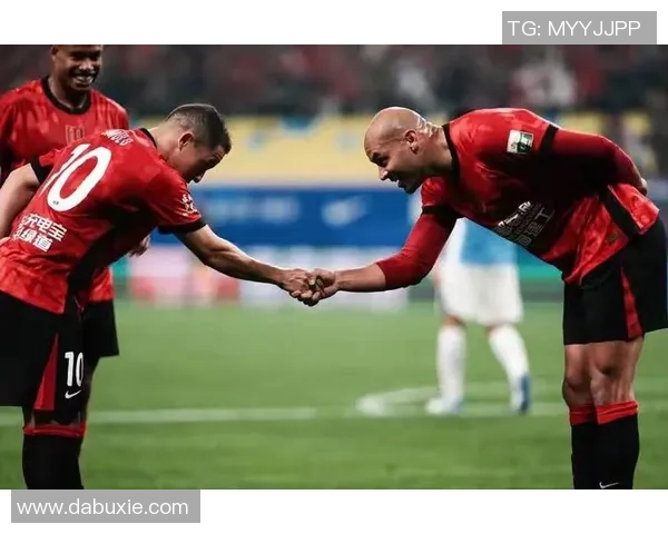 核心中场训练意外受伤或将缺席下一场关键比赛影响球队走势